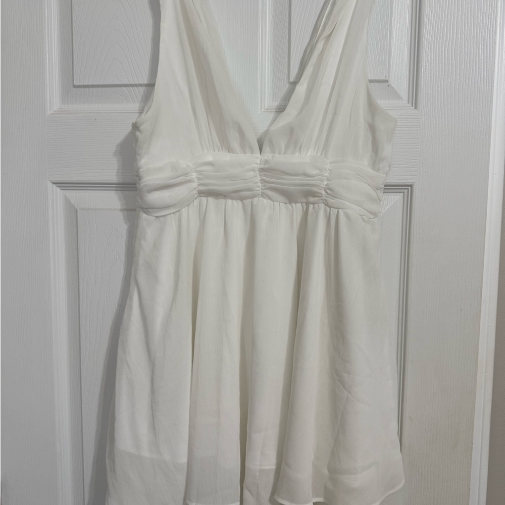 Elegant White Sleeveless Dress